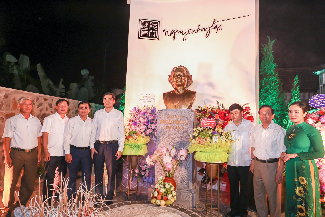 C&aacute;c đại biểu chụp ảnh lưu niệm b&ecirc;n tượng ch&acirc;n dung nh&agrave; thơ, nhạc sĩ Nguyễn Trọng Tạo